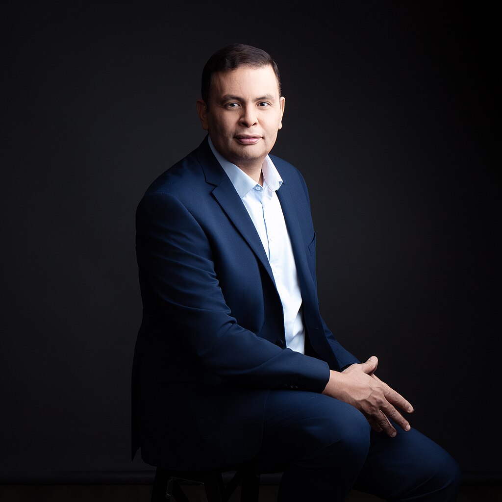 Aziz Senni, entrepreneur emblématique des quartiers populaires, pourrait rejoindre le gouvernement. Innovant dans le transport collectif et engagé pour la diversité.