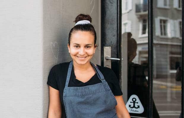 Zineb Hattab, cheffe maroco-suisse, révolutionne la cuisine végétale suisse et devient la première à décrocher une étoile Michelin pour un restaurant vegan.